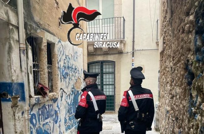 Ruba un frigorifero nel ristorante dove aveva lavorato e lo getta in mare: denunciato