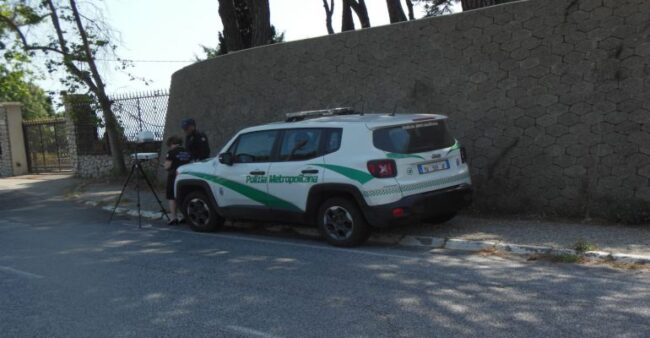 Alla guida senza assicurazione si rifiuta di fornire le generalità: denunciato 28enne