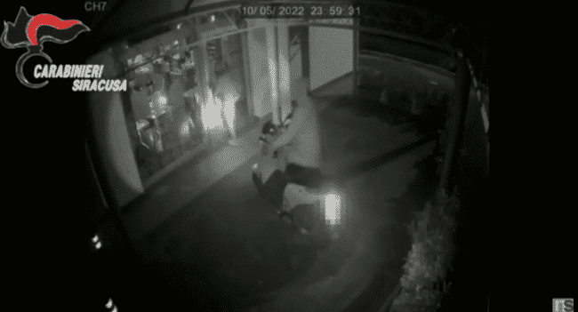 Siracusa, presi i “maghi” delle spaccate: tra loro anche una 25enne incinta – VIDEO