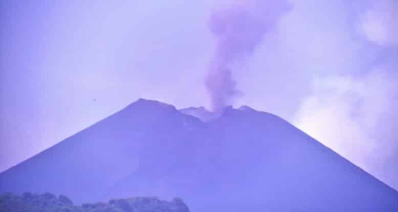 L’Etna non si ferma, fuoriuscita di cenere e fumo dai crateri: uditi anche boati – VIDEO