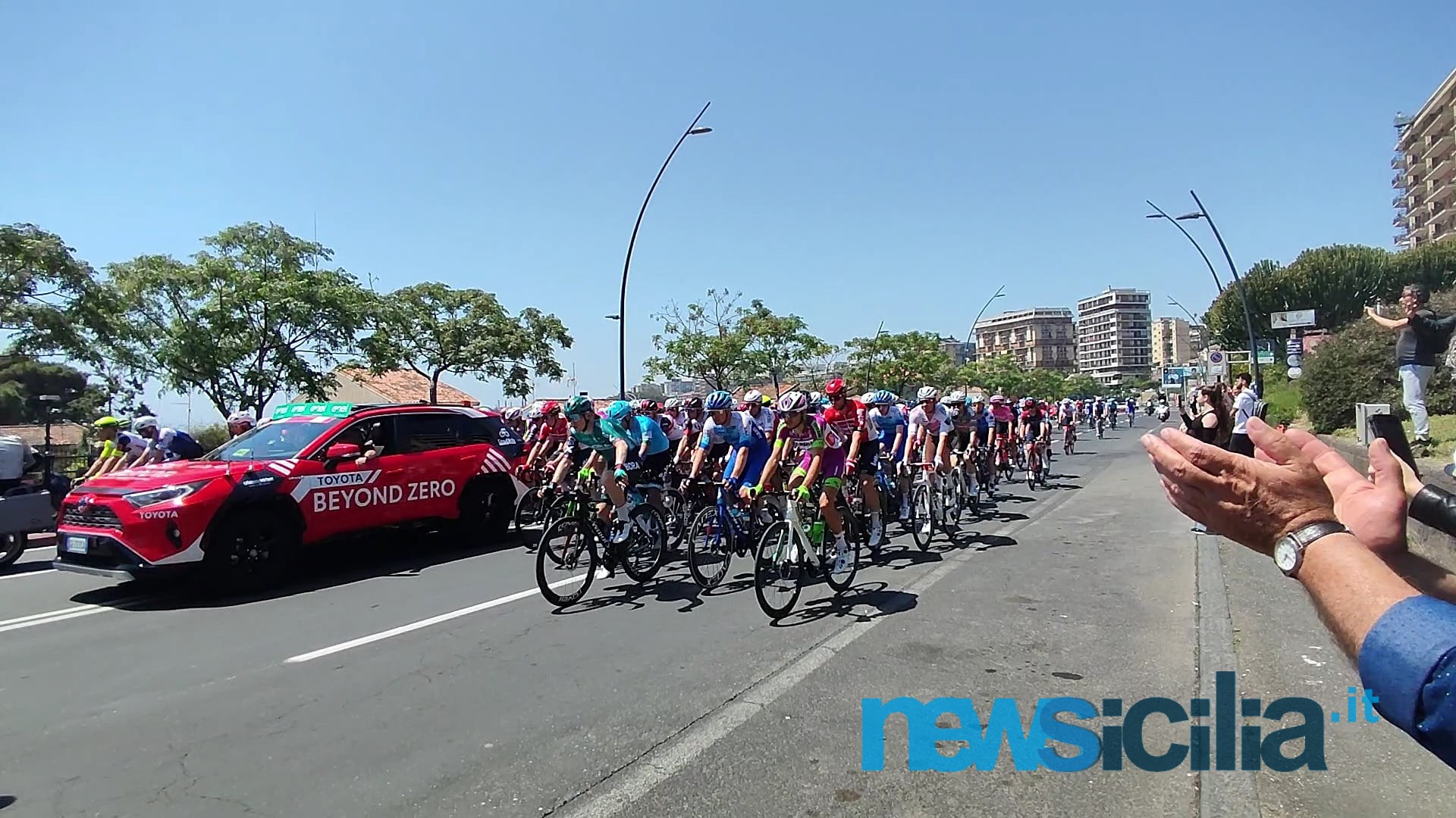 Giro d’Italia 2022, iniziata la tappa Catania-Messina: applausi per gli atleti al lungomare – VIDEO