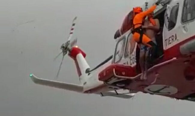 Paura a Fontane Bianche, soccorso bagnante in mare: trasportato al Cannizzaro di Catania