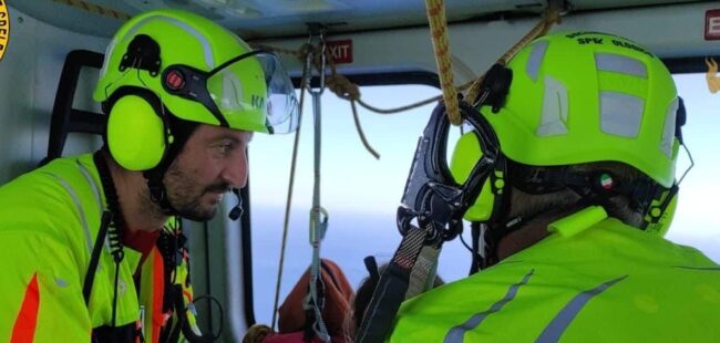 Turista tedesca ferita nell’Isola di Salina: l’operazione del Soccorso Alpino e Speleogico – Le FOTO