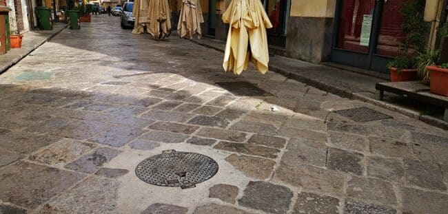 Conclusi i lavori di razionalizzazione della fognatura in via Chiavettieri: in cantiere presente anche un’archeologa