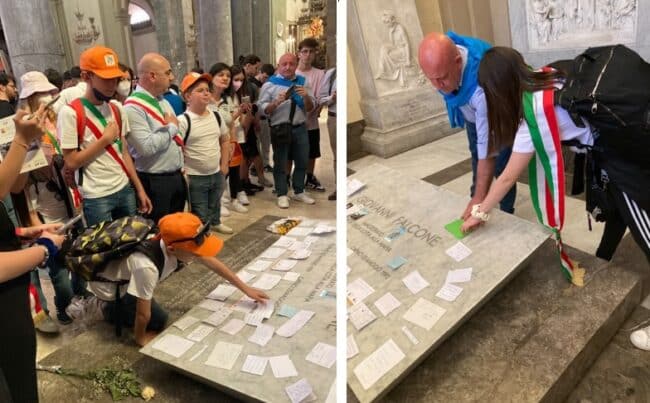 Sulla tomba di Falcone i “Pizzini della legalità”: i ragazzi sindaci in corteo a Palermo