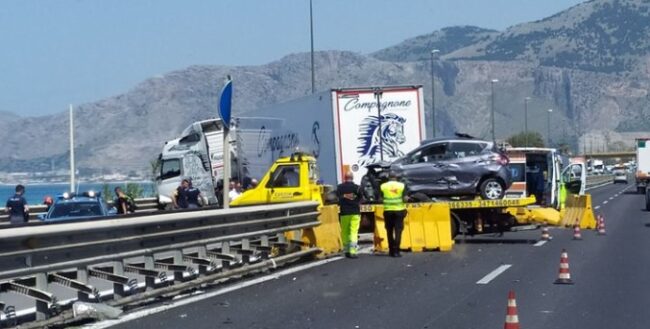 Gravissimo incidente sulla A29, auto travolta da un tir: feriti intrappolati tra le lamiere
