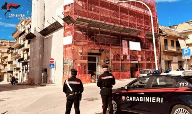 Ladri in azione in un cantiere edile, sottratte 2 recinzioni metalliche e 5 cartelli stradali