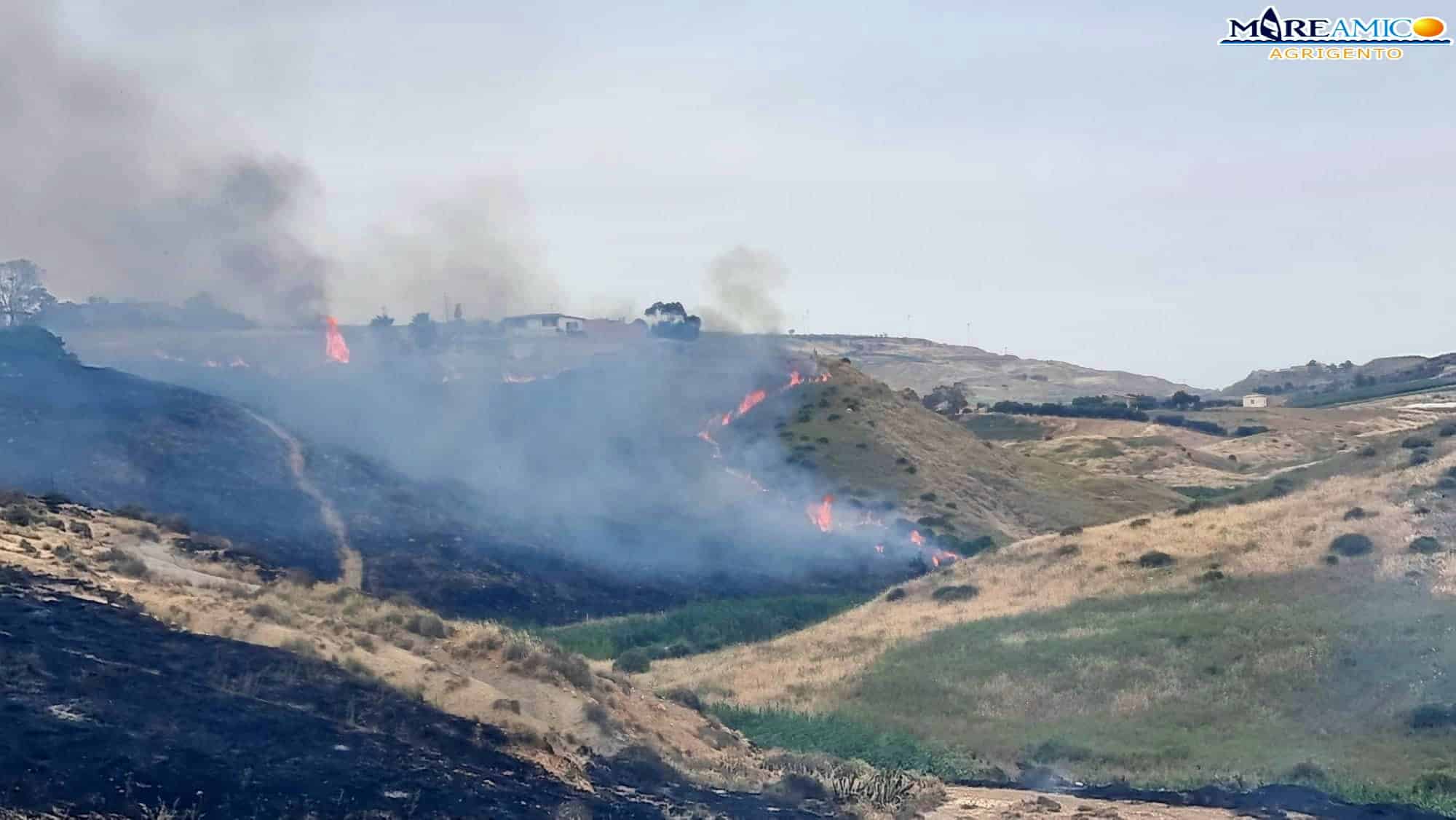 Ancora incendi in Sicilia, in fiamme area naturale tra Zingarello e Punta Bianca: rogo alimentato dal vento