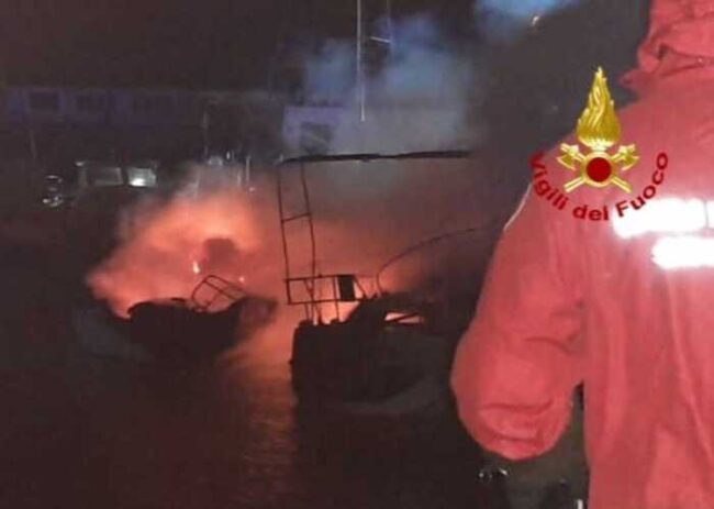 Notte di fuoco al porto, tre imbarcazioni bruciano al pontile Columbus: rogo domato all’alba