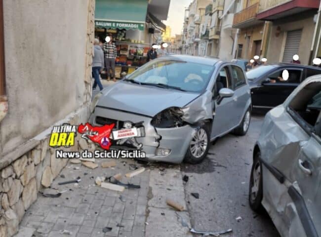 Terribile schianto a Vittoria, auto finisce contro muro: detriti ovunque, pedoni “miracolati”