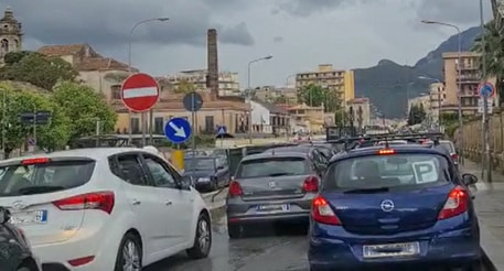 Sicilia flagellata dal maltempo, a Palermo un forte acquazzone manda in tilt la viabilità