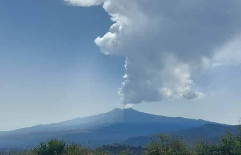 Un’enorme nube bianca sovrasta l’Etna, cosa sta succedendo? Behncke: “Vi spiego, nessun cataclisma”
