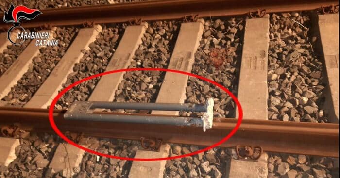 Pietre e tubi posizionati sui binari per fare deragliare il treno, fermati 6 giovanissimi nel Catanese – VIDEO