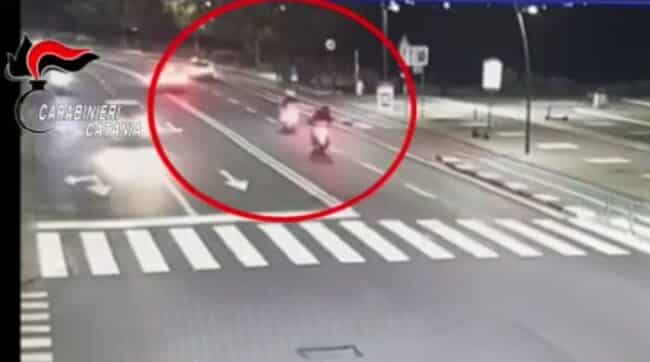 Giovane in monopattino spinto al lungomare, identificati due minorenni: incastrati dalle telecamere