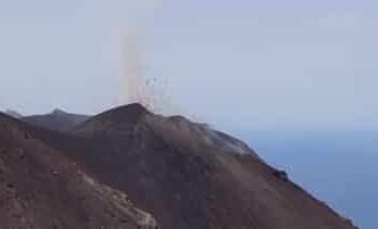 Stromboli in eruzione, nuova colata lavica nell’area craterica nord