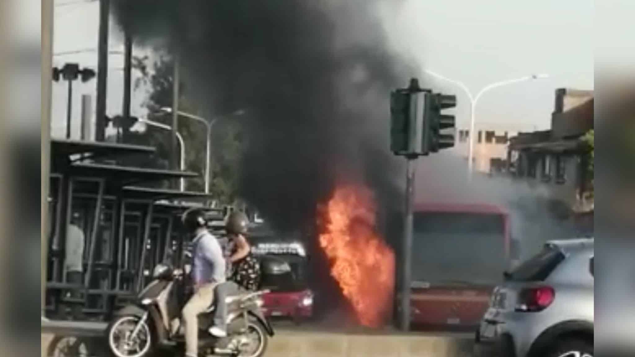 Paura in città, autobus Atm in fiamme: sul posto ambulanza e vigili del fuoco