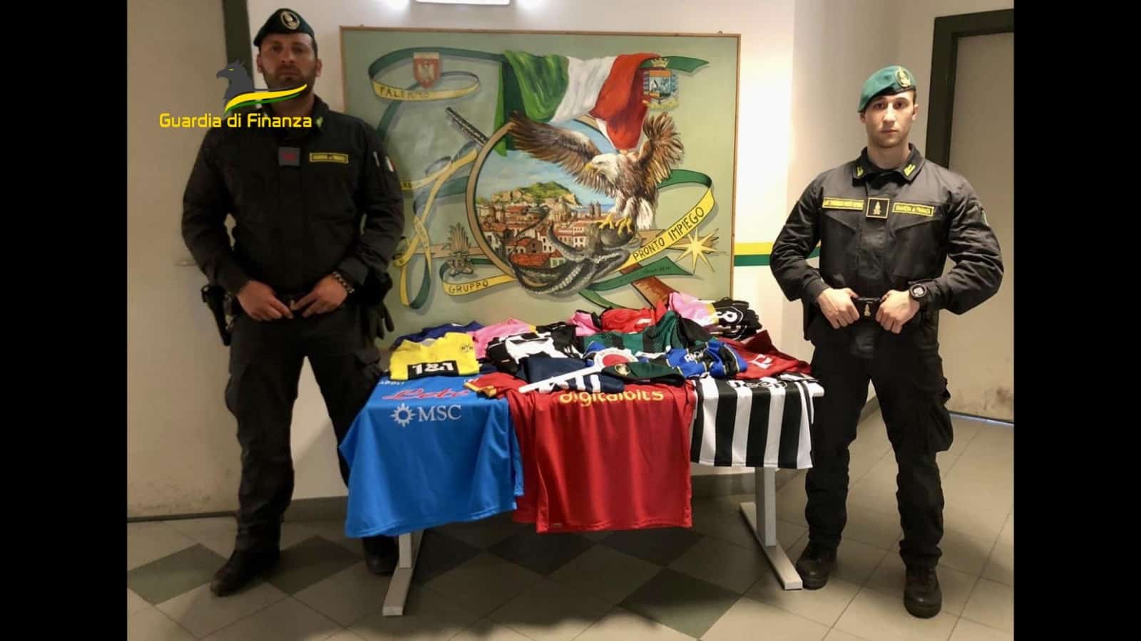 Palermo, scatta maxi sequestro di circa 300 magliette da calcio di vari club con segni falsi