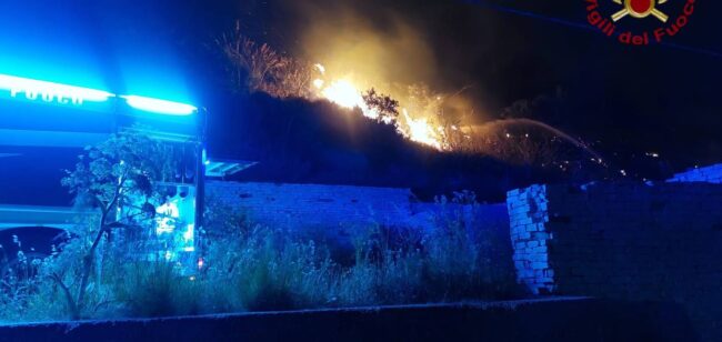 Incendio di Erice, fiamme domate dopo tante ore di paura: prezioso l’intervento dei vigili del fuoco