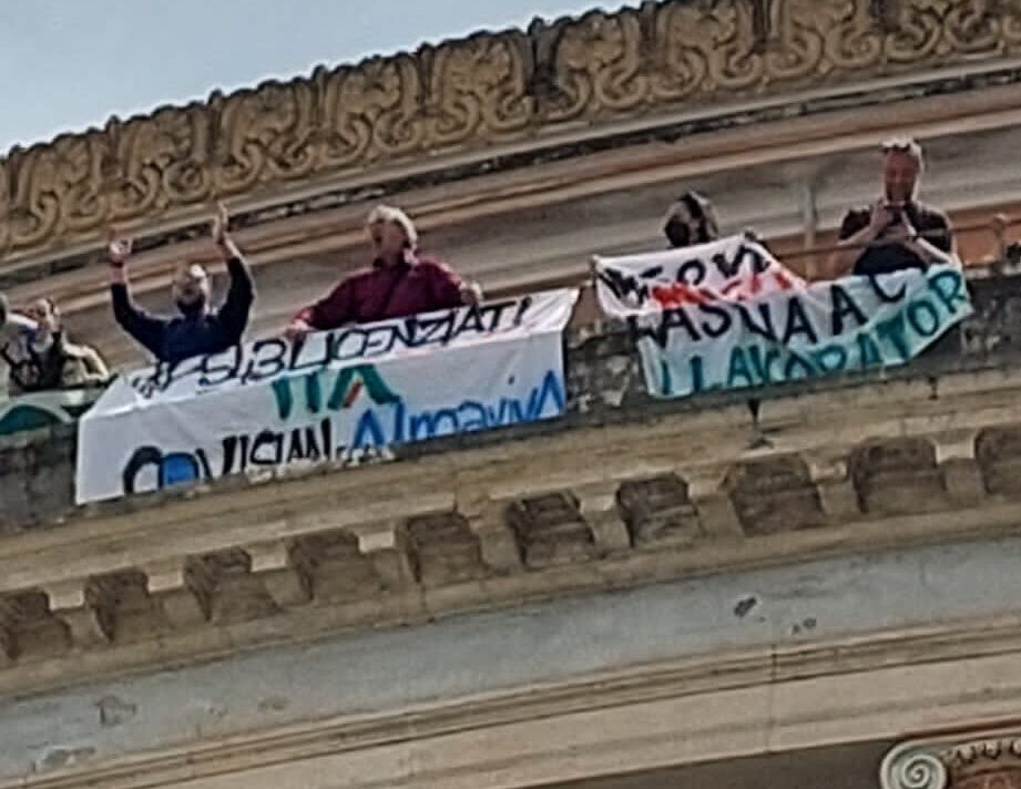 Protesta Almaviva-Covisian, lavoratori sul tetto del teatro Politeama di Palermo – FOTO