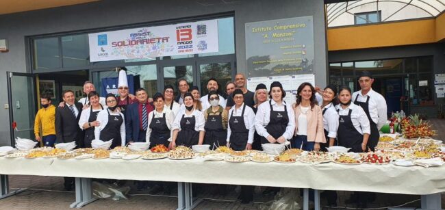“Un assist per la solidarietà”, l’IC di Santa Venerina e il suo buffet di beneficenza – LE FOTO