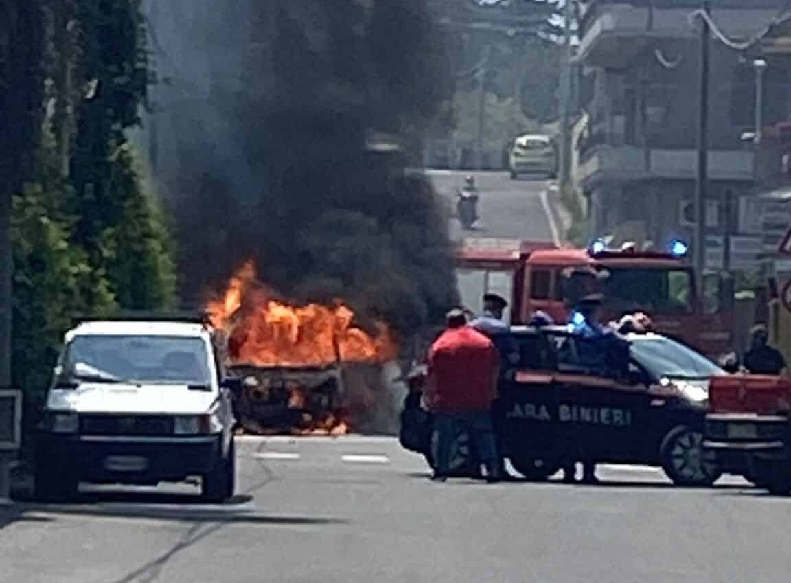 Furgone in fiamme a San Giovanni La Punta