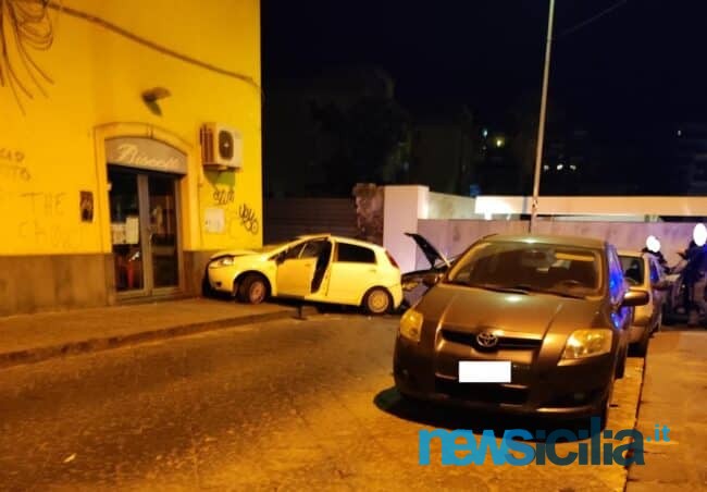 Folle inseguimento a Picanello, Fiat Punto cerca di seminare una Volante e sbatte contro muro