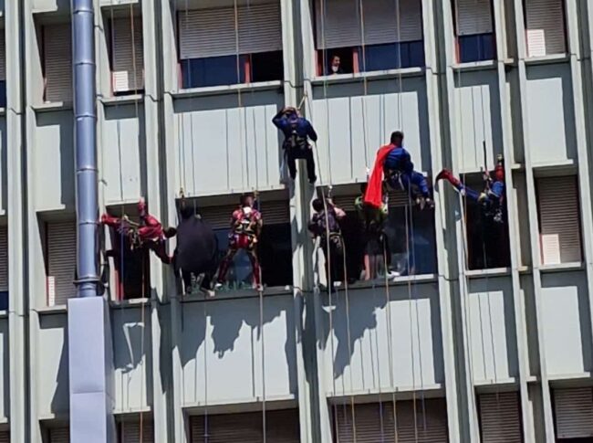 Un sorriso per i bimbi dell’ospedale Cannizzaro di Catania: dal tetto “supereroi” per portare giocattoli