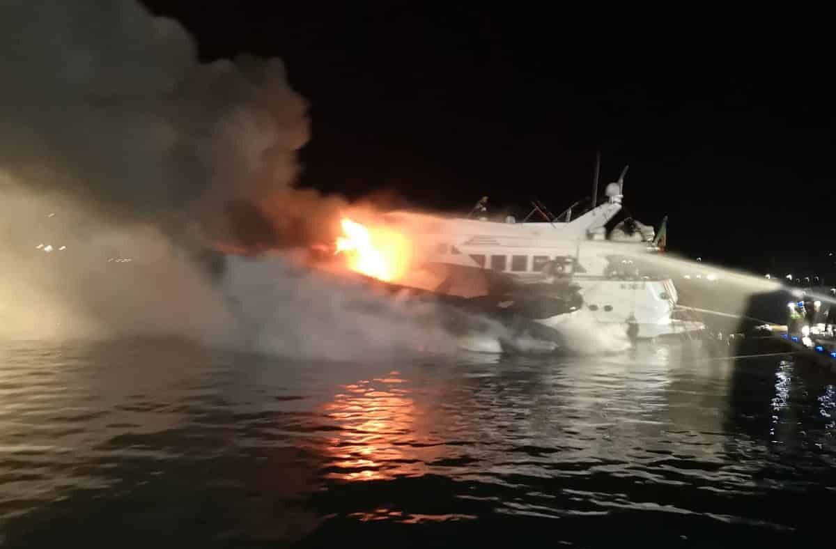 Siracusa, yacht divorato dalle fiamme affonda al Porto Grande: marinaio intossicato