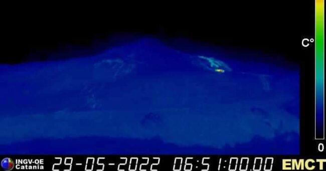 Etna, si apre una bocca effusiva. Gli esperti osservano il caso
