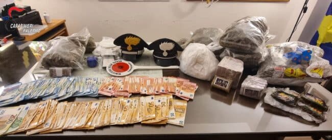 Pusher non si fermano all’alt e scappano: atteggiamento sospetto confermato dalla perquisizione, 3 arresti
