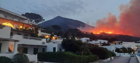 Maxi incendio continua a devastare Stromboli, evacuate alcune ville e il ristorante della zona