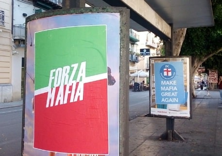 Manifesti provocatori a Palermo, nel centro storico spunta la scritta “Forza mafia”: indagini Digos in corso