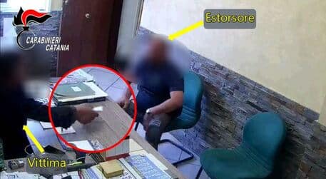 “Pizzo” a imprenditore siciliano, ergastolano dava ordini dal carcere a moglie e due figli: arrestati