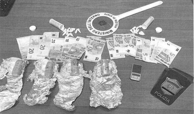 Catania, poliziotti fuori servizio arrestano un pusher: 8 dosi di eroina con sé ed altre 12 in casa