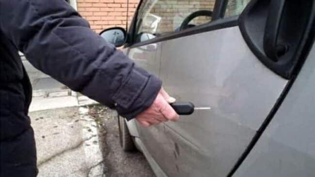 Vandali in azione, distrutta quasi totalmente Fiat 500 di un impiegato: indagini in corso