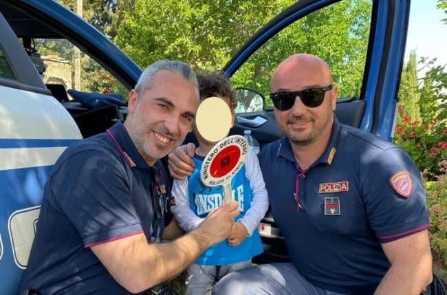 Paura in campagna, scompare bambino di 3 anni: ritrovato mentre osserva le mucche al pascolo