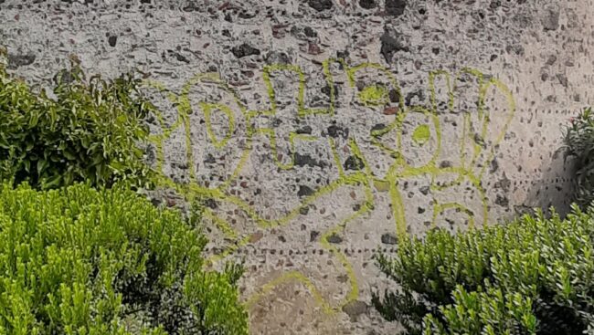 Nuovo sfregio alla cultura catanese: imbrattato di vernice uno dei torrioni del Castello Ursino