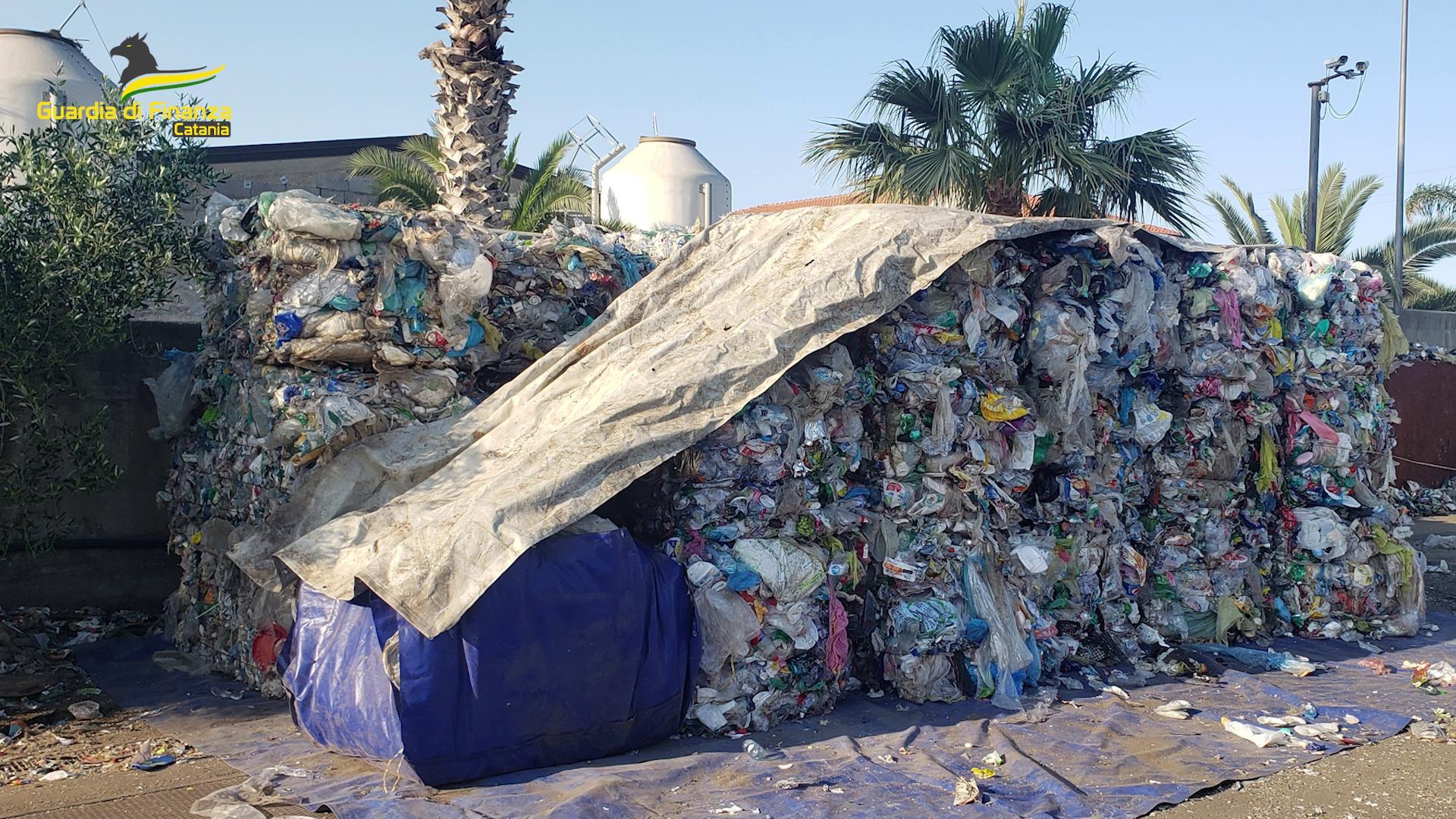 Catania, blitz alla Zona Industriale: maxi sequestro di rifiuti non conformi e illecitamente trattati – VIDEO