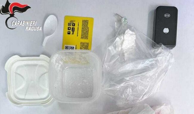 Pusher “custodiva” gelosamente la cocaina a casa: beccato dai carabinieri e arrestato