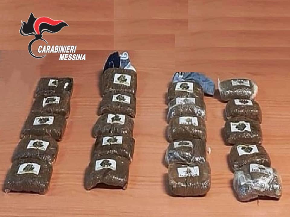 Tentano di disfarsi della droga trasportata in auto, due messinesi arrestati a Roccalumera