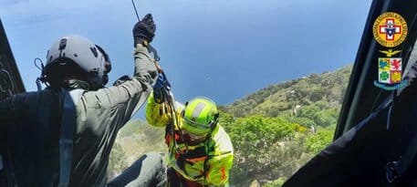 Paura e apprensione a Alicudi, turista rimane ferito durante un’escursione: interviene l’elisoccorso