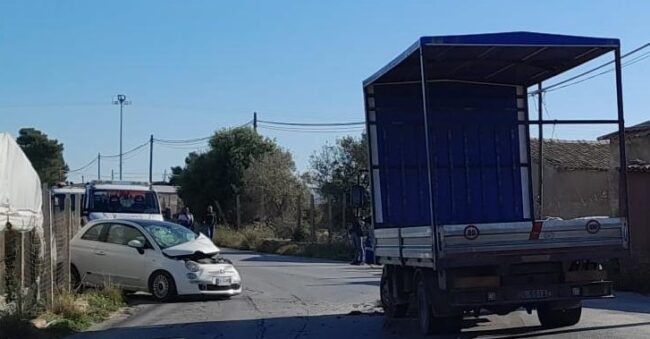 SP16, incidente stradale tra un camion e una Fiat 500: due feriti e lunghe code