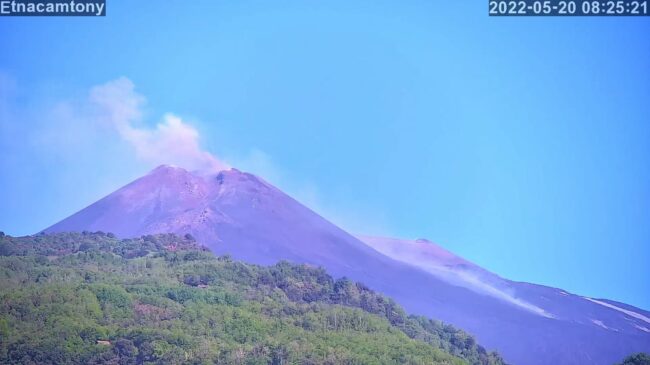 Etna, si è aperta una nuova bocca effusiva: il bollettino dell’Ingv