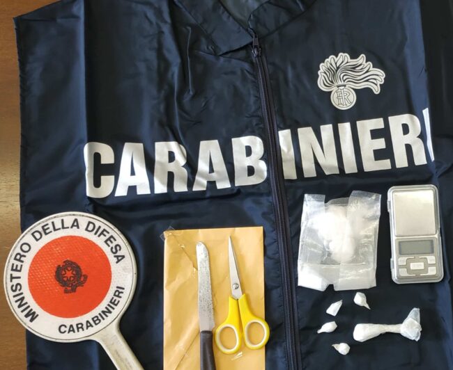 Giovane beccata con dosi di cocaina già “pronte all’uso”: arrestata, droga sequestrata