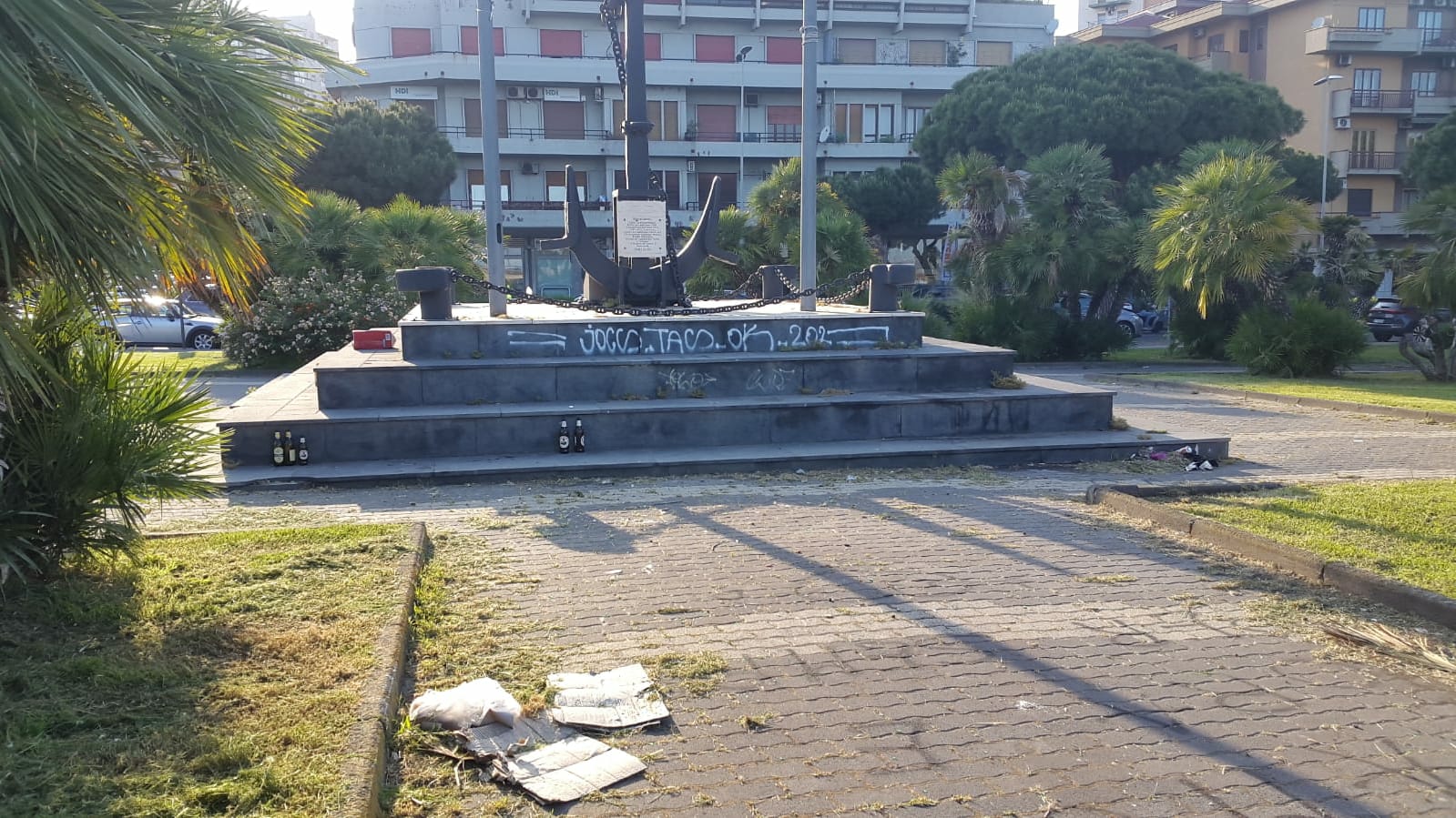 Catania, ancora degrado al Monumento ai Caduti del Mare. Anmi: “Assicurare decoro e dignità”