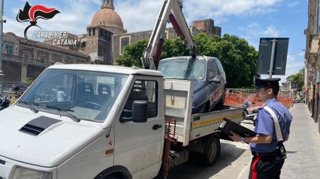 Rubavano auto con un carroattrezzi preso in prestito: denunciati due catanesi