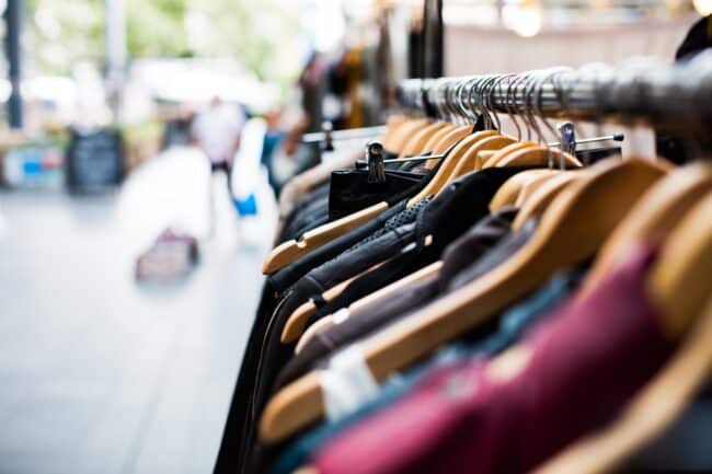 Fast fashion, perché non conviene acquistare vestiti a basso costo: quello di cui nessuno parla