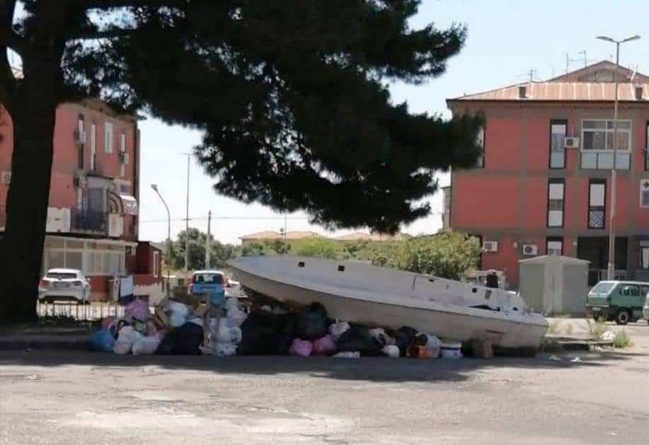 Catania, barca abbandonata tra i rifiuti. Buceti: “Combatteremo gli incivili e vinceremo questa lotta”