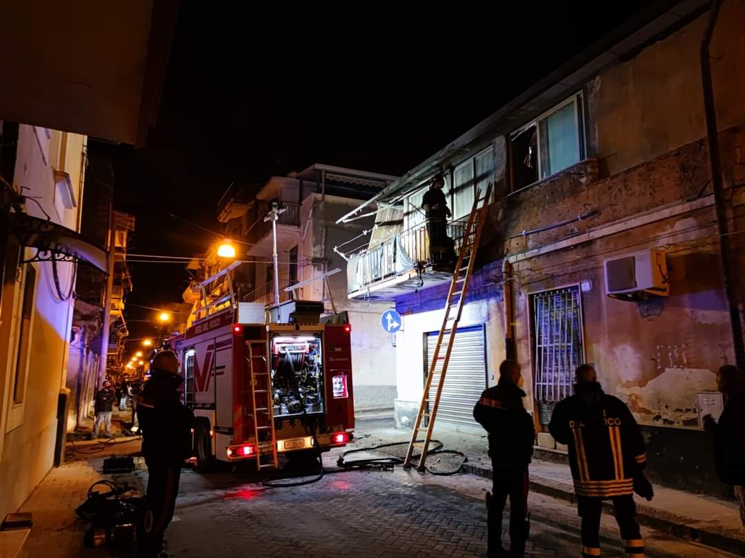 Incendio in via Plebiscito, in fiamme una abitazione – Le FOTO