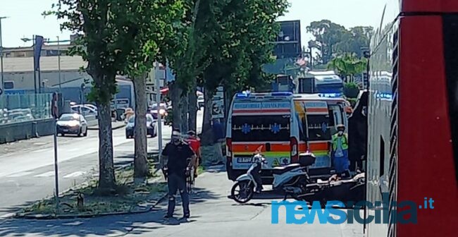 Incidente a Catania, tre feriti e due scooter a terra: traffico paralizzato